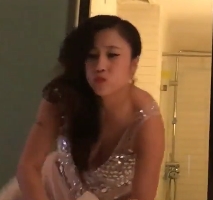 震惊-旅游中偶遇伊犁软妹子,丰满双胸摇摇欲坠,给力中完美露脸