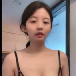 性感女王使用鞭子抽打粉丝的有趣项圈,展现某处和无毛的魅力,坐进舞台唱征服。