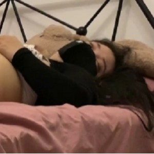 丰满陪酒女孩被猥琐男下药迷翻，带回酒店玩她，11V1.3G百度盘分享