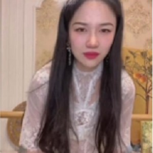 稀有玩法的抖音小网红穿着牛仔裤在户外喷N的原版无水商品