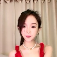 活潑性格的新人穿著紅裙展現美腿,黑絲襪完美搭配,1V視頻轉載分享,百度盤下載