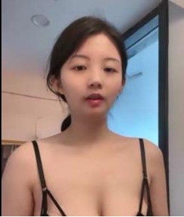 性感女王使用鞭子抽打粉丝的干净某处,展现了她的统治力和威严