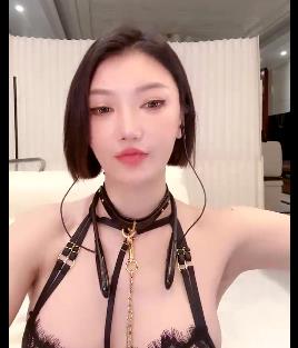 小巫婆:颜值车灯身材福利合集,道具秀惊艳全场