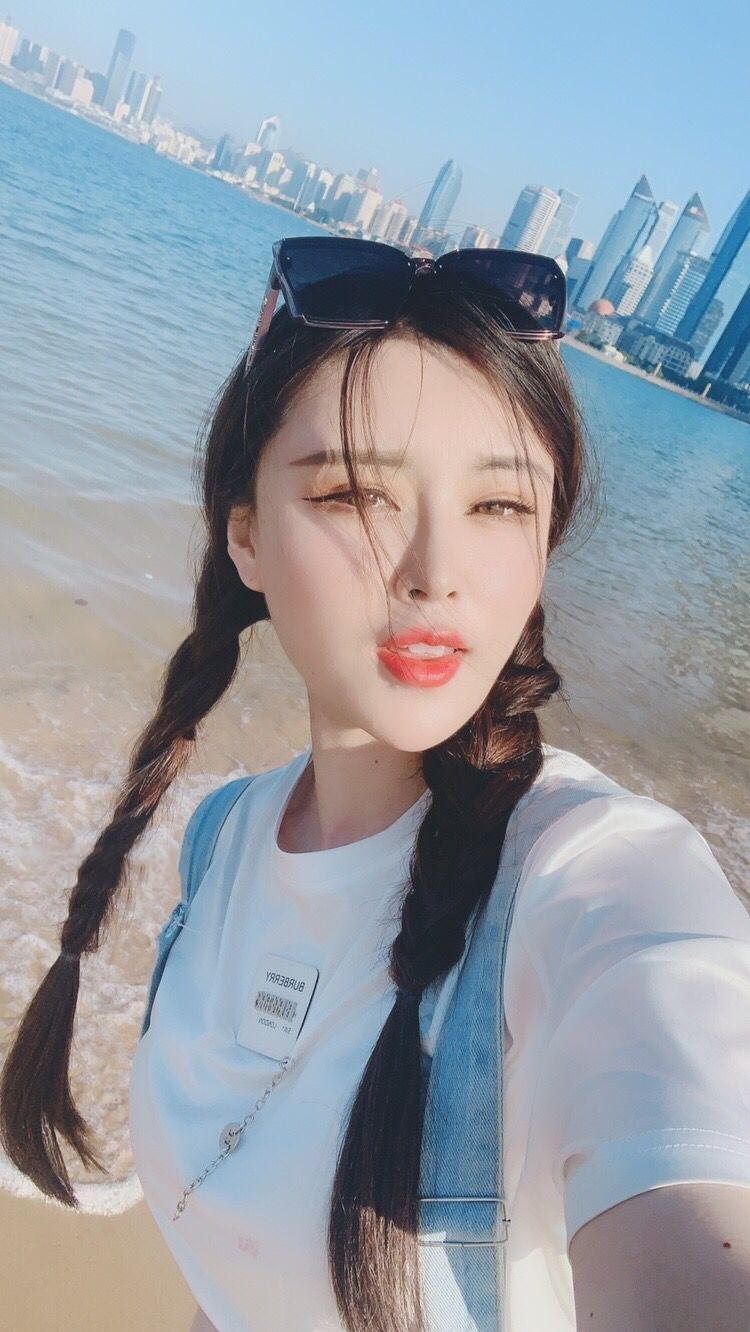 性感吊带露肩美少女,时尚穿搭作品大放送!695m视频尺度尽显