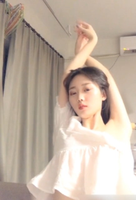 19岁女神黑伈:粉嫩白皙勇敢脱光抠动放飞自我