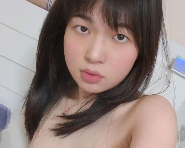 推特20万粉丝眼镜TS俞喵喵私拍照,2G大小视频引发百度收藏热潮