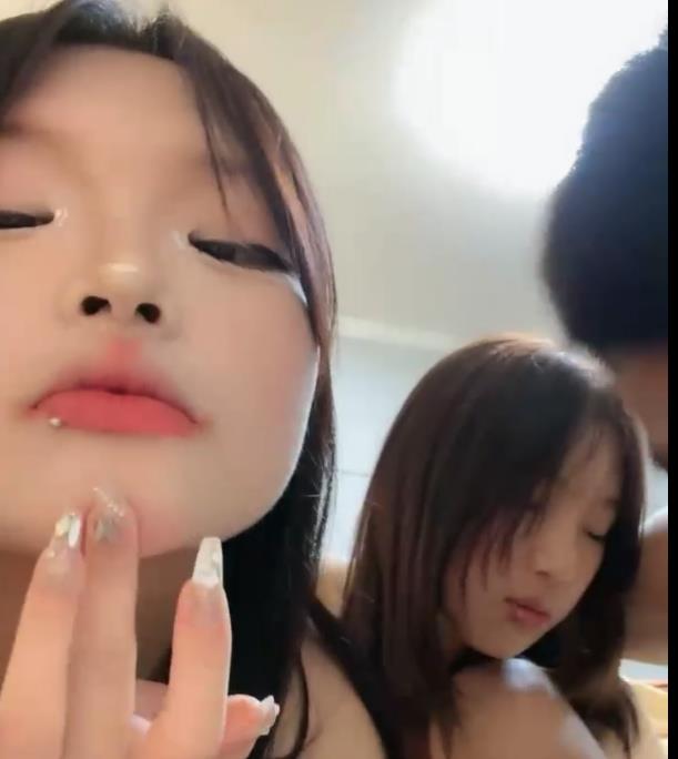 姐妹激战自拍合集,8V5.8G直播资源,精彩长片尽在其中!