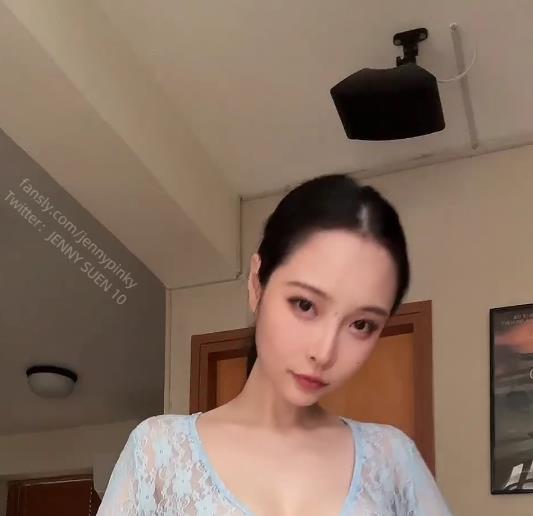 孙禾颐8月福利视频22V1.5G炫目服饰与精彩表情