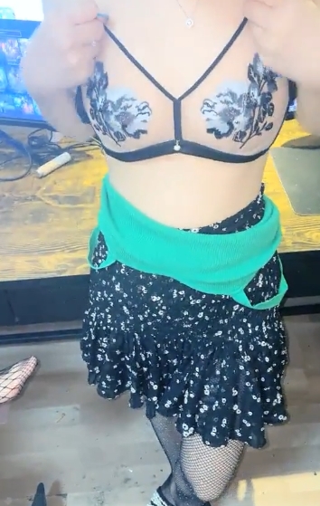 虎牙新晋人气神秘主播优质身材浮力姬女神(泽美)最新散播室外情感交流视频合集